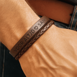herenarmband met inscriptie in het leer en sluiting